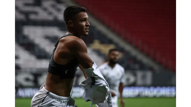 BRASILIA, BRAZIL - APRIL 13: Marcos Leonardo of Santos celebrates after scoring the opening goal during a third round second leg match between Santos and San Lorenzo as part of Copa CONMBEOL Libertadores at Mane Garrincha Stadium on April 13, 2021 in Brasilia, Brazil. (Photo by Buda Mendes/Getty Images)
