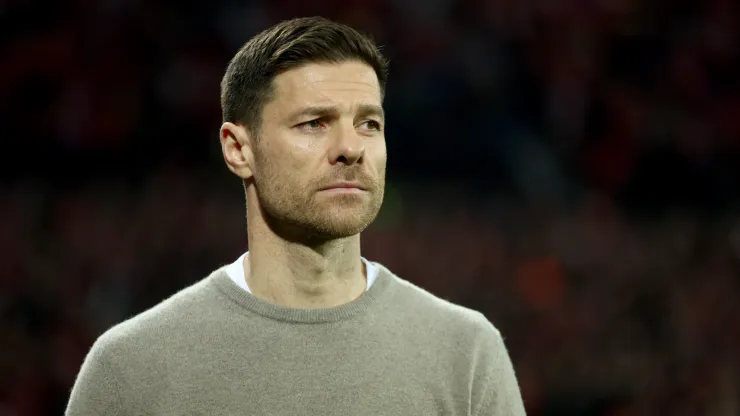 Xabi Alonso anunciou sua permanência no Bayer Leverkusen (Foto: Lars Baron/Getty Images)
