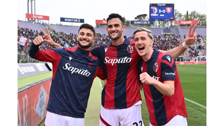 Riccardo Orsolini, Charalampos Lykogiannis e Alexis Saelemaekers fazem a festa após vitória em casa do Bologna contra a Salernitana (Foto: Alessandro Sabattini/Getty Images)
