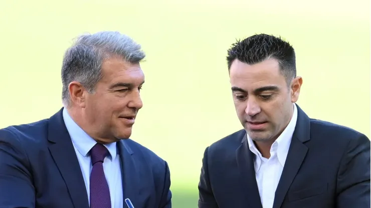 Xavi dá recomendação para Joan Laporta. Foto: David Ramos/Getty Images
