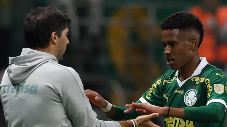 Abel Ferreira e Estêvão se cumprimentam após gol marcado. Foto: Cesar Greco/Palmeiras
