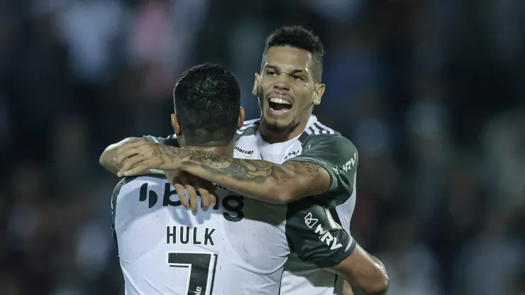 Paulinho e Hulk comemoram gol. Foto: Pedro Souza / Atlético
