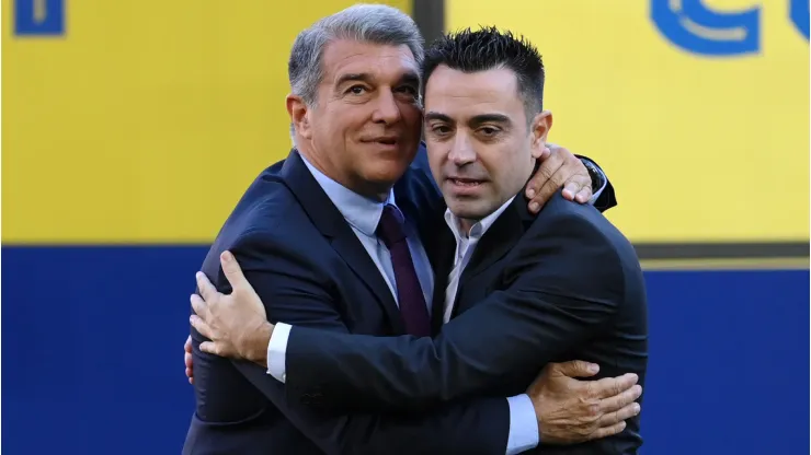 Laporta e Xavi: presidente e técnico buscam reforços para o Barça (Foto: David Ramos/Getty Images)
