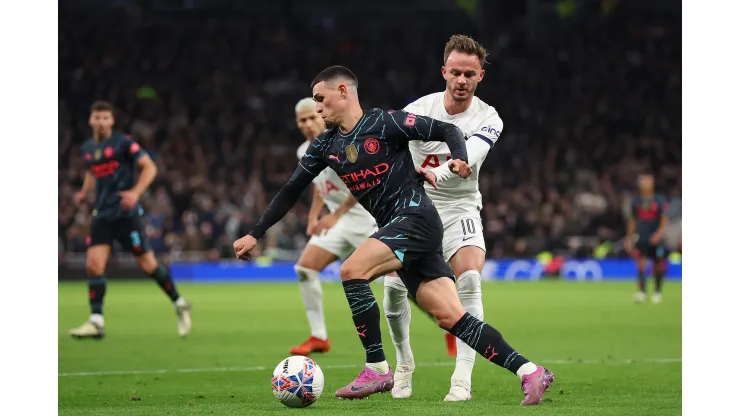 Phil Foden e James Maddison duelam em Manchester City x Tottenham (Foto: Catherine Ivill/Getty Images)
