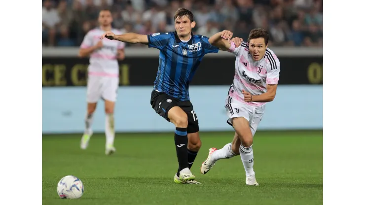 De Roon, da Atalanta, encara Chiesa, da Juventus, durante partida da Serie  A (Foto: Emilio Andreoli/Getty Images)
