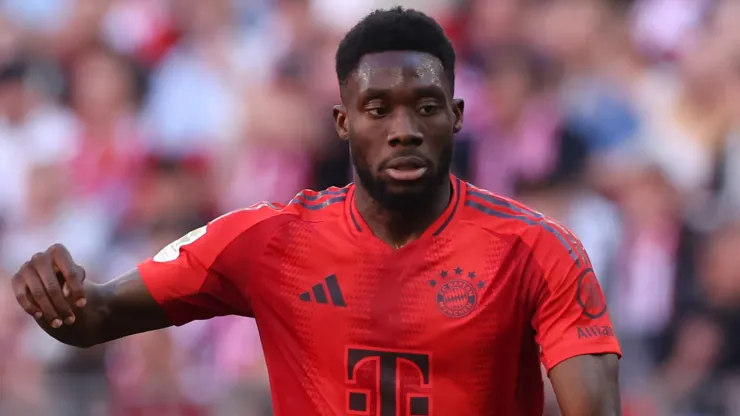 Alphonso Davies ficou mais distante do Real Madrid (Foto: Alexander Hassenstein/Getty Images)
