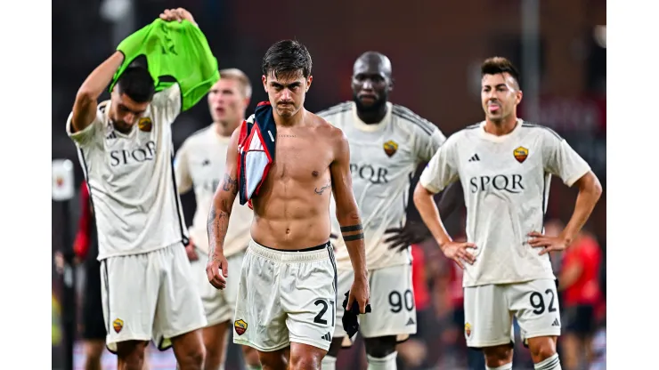 Roma em campo diante do Genoa no primeiro turno: equipe ainda era treinada por José Mourinho e perdeu no Luigi Ferraris (Foto: Simone Arveda/Getty Images)
