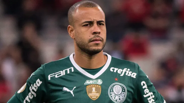 PR - Curitiba - 25/10/2022 - BRASILEIRO A 2022, ATHLETICO PR X PALMEIRAS - Mayke jogador do Palmeiras durante execucao do hino nacional antes da partida contra o Athletico-PR no estadio Arena da Baixada pelo campeonato Brasileiro A 2022. Foto: Robson Mafra/AGIF
