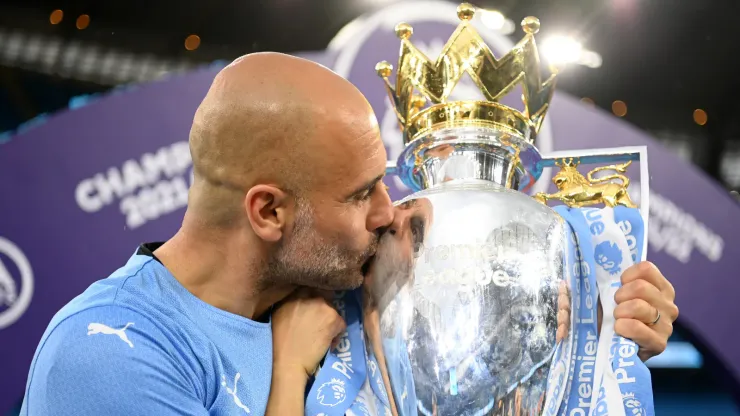 Guardiola com a taça da Premier League
