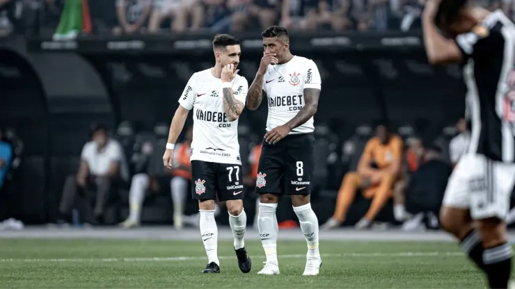 Paulinho e Igor Coronado jogadores do Corinthians
