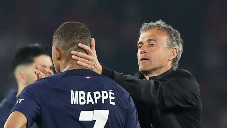 Luis Enrique cumprimenta Mbappé. Foto: Richard Heathcote/Getty Images
