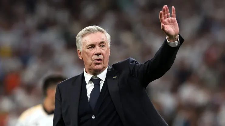 Carlo Ancelotti deve receber um zagueiro para assumir a titularidade do Real Madrid. 
