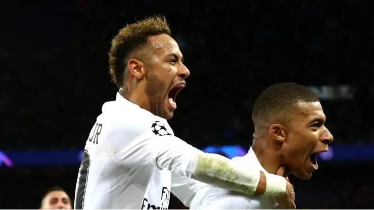 Neymar e Mbappé comemorando gol juntos, em 2018. Foto: Clive Rose/Getty Images
