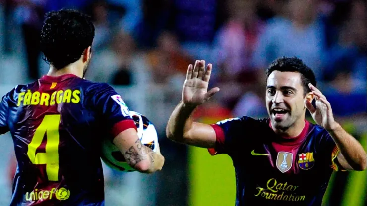 Fabregas e Xavi ganharam muitos títulos jogando juntos no Barcelona. Foto: Gonzalo Arroyo Moreno/Getty Images
