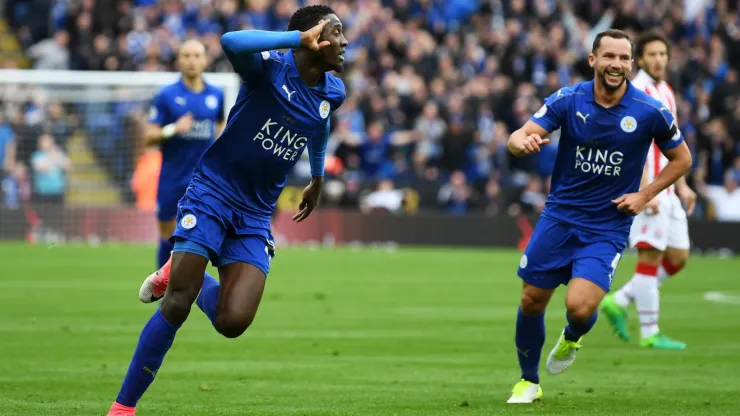 Ndidi comemorando gol com a camisa do Leicester
