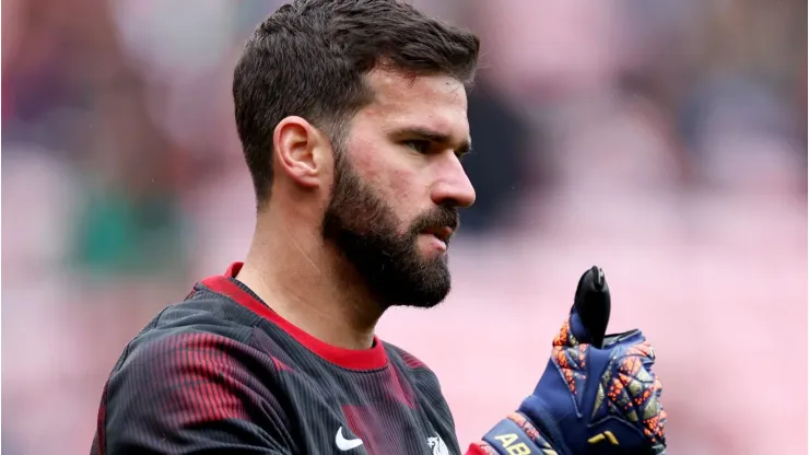 R$ 161 milhões: Liverpool recebe proposta e toma decisão de última hora envolvendo saída de Alisson. (Photo by Michael Steele/Getty Images)
