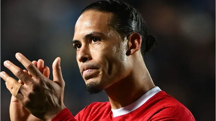 Van Dijk pode deixar o Liverpool para ter salário astronômico em clube inusitado. (Photo by Dan Mullan/Getty Images)
