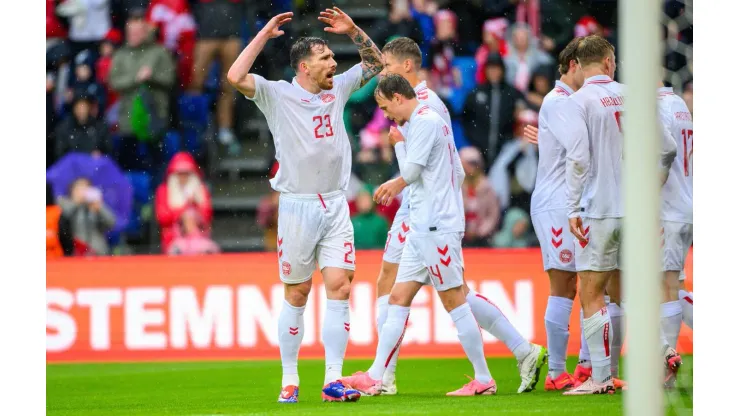 Hojberg comemora gol com seus companheiros e a torcida no amistoso da Dinamarca contra a Noruega. (MIchael Barrett Boesen / Alamy Stock Photo)
