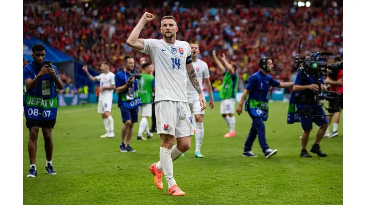 Skriniar durante comemoração da vitória da Eslováquia sobre a Bélgica, na primeira rodada da Eurocopa. (Eibner-Pressefoto / Alamy Stock Photo)Milan Skriniar( Slovakei #14)
GER, Belgium (BEL) vs. Slovakia (SVK), Fussball Europameisterschaft, UEFA EURO 2024, Gruppe E, 1. Spieltag, 17.06.2024 
DFB/DFL REGULATIONS PROHIBIT ANY USE OF PHOTOGRAPHS AS IMAGE SEQUENCES AND/OR QUASI-VIDEO
Foto: Eibner-Pressefoto/Roger Buerke
