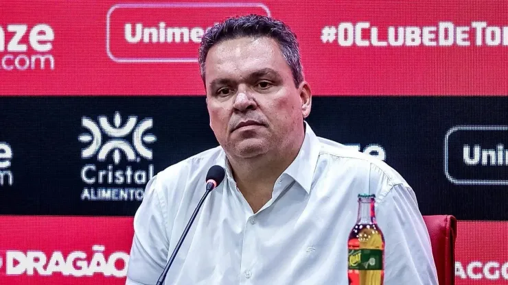 Adson Batista se posiciona sobre o calendário da partida. Foto: Divulgação Atlético-GO
