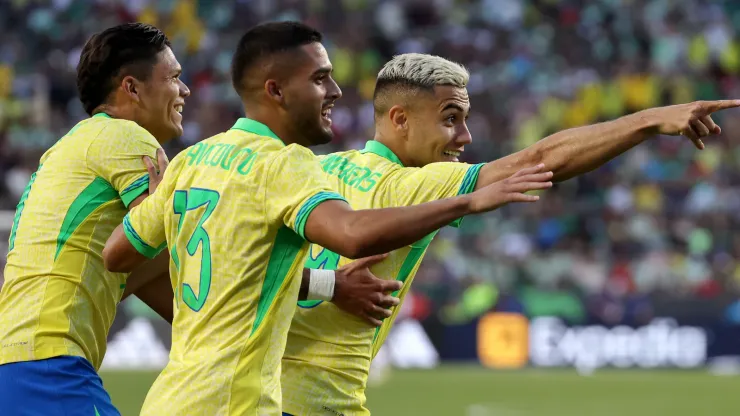 Seleção Brasileira comemorando gol contra o México
