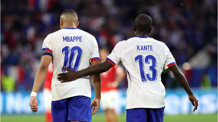 Mbappé e Kanté em campo pela França. 
