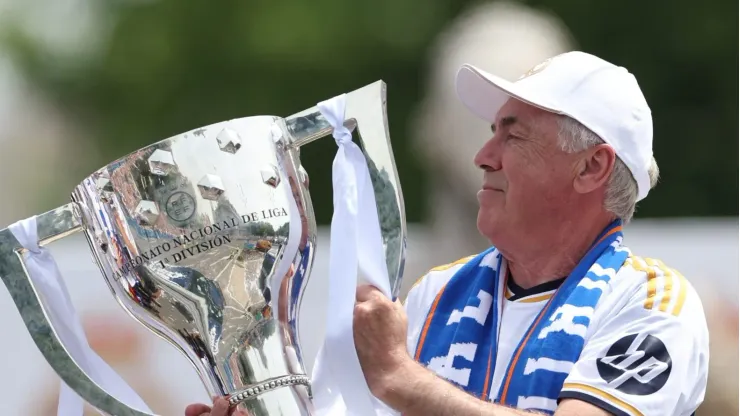 Carlo Ancelotti com taça conquistada no Real Madrid. Foto:  Florencia Tan Jun/Getty Images
