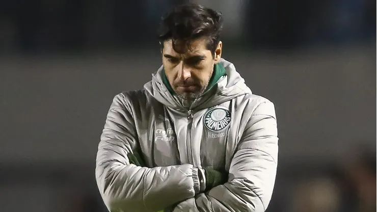 Abel Ferreira toma decisão sobre contratação de novos zagueiros no Palmeiras.
