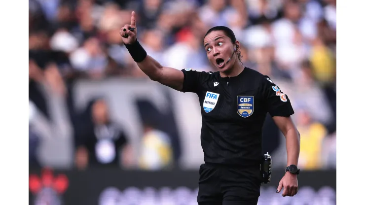 SP - SAO PAULO - 02/07/2023 - BRASILEIRO A 2023, CORINTHIANS X BRAGANTINO - a arbitra Edna Alves Batista durante partida entre Corinthians e Bragantino no estadio Arena Corinthians pelo campeonato Brasileiro A 2023. Foto: Ettore Chiereguini/AGIF
