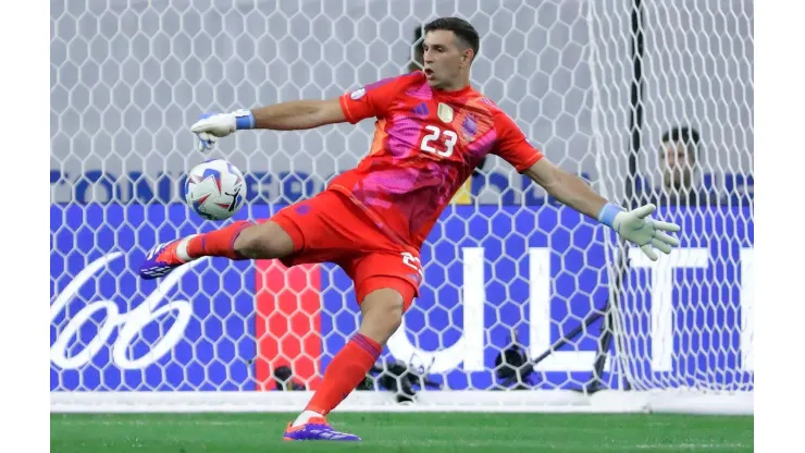 Dibu Martinez durante a partida das quartas de final da Copa América, entre Argentina e Equador. (Associated Press / Alamy Stock Photo)
