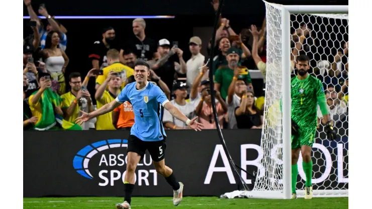 Ugarte celebra seu pênalti convertido nas quartas, no confronto entre Uruguai e Brasil. (Associated Press / Alamy Stock Photo)
