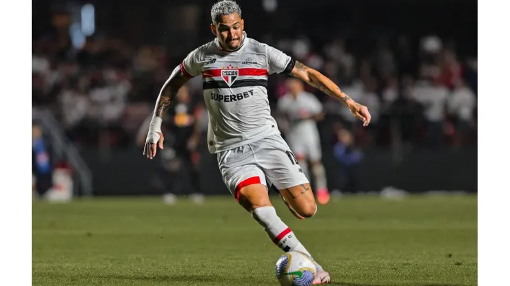 Luciano carrega a bola durante a partida entre São Paulo e RB Bragantino no Brasileirão. (Sipa US / Alamy Stock Photo)
