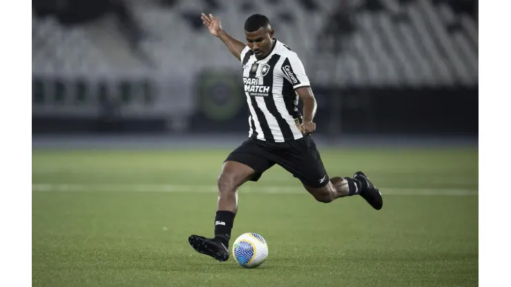 Cuiabano em campo pelo Botafogo na partida contra o Atlético-MG, pelo Brasileirão. (Associated Press / Alamy Stock Photo)
