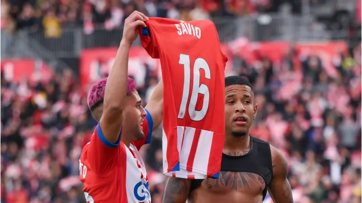 Yan Couto e Savinho lado a lado no Girona. Foto: David Ramos/Getty Images
