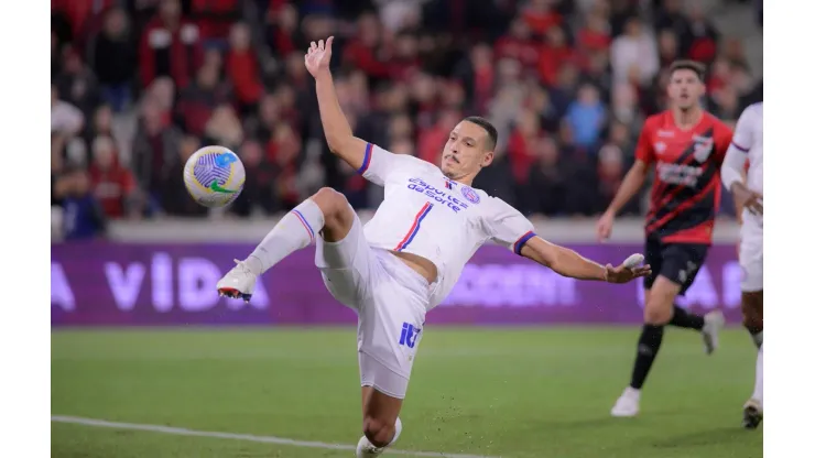 Gabriel Xavier em ação na partida entre Athletico Paranaense e Bahia no Brasileirão. (Foto Arena LTDA / Alamy Stock Photo)
