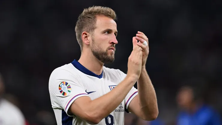 Kane aplaude a torcida após vice na Eurocopa 2024. (Photo by Stu Forster/Getty Images)
