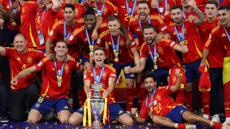 Seleção Espanhola levantando o troféu
