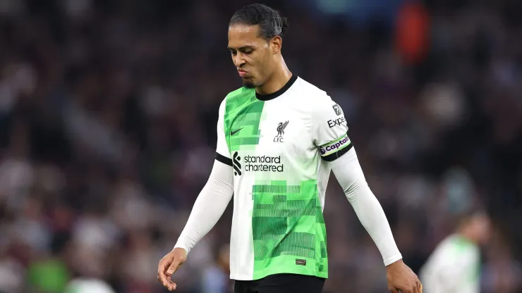 Van Dijk pode deixar o Liverpool e seu substituto estaria ameaçado pelo interesse da La Liga. 
