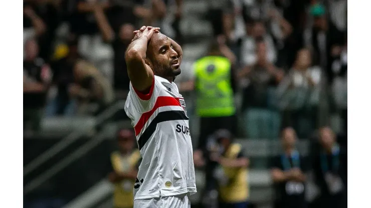 Lucas lamenta chance perdida na partida entre Atlético-MG e São Paulo, no Brasileirão. (Sipa US / Alamy Stock Photo)
