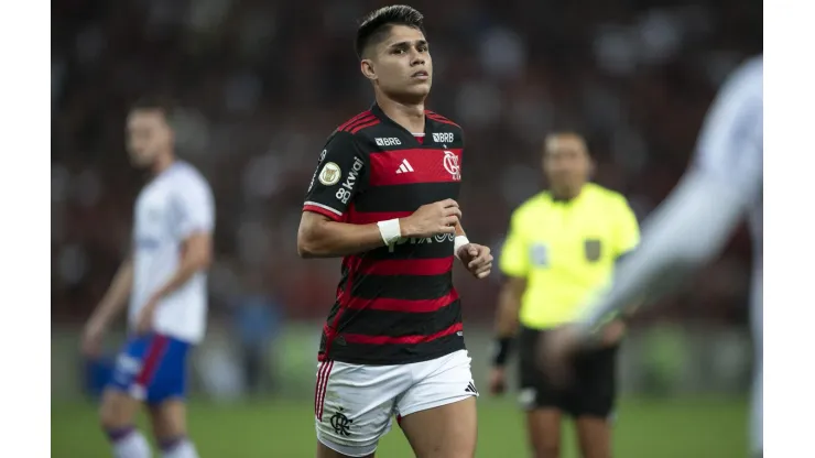 Luiz Araújo em campo na partida entre Flamengo e Fortaleza, válida pelo Brasileirão. (Sipa US / Alamy Stock Photo)
