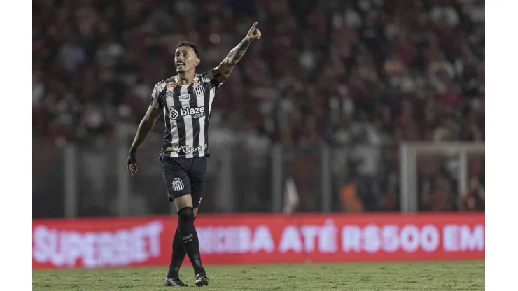 Diego Pituca orienta seus companheiros durante a partida entre Vila Nova e Santos, na Série B. (Associated Press / Alamy Stock Photo)
