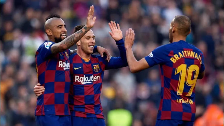 Vidal, Arthur e Bratihwaite juntos no Barcelona. Foto: Alex Caparros/Getty Images
