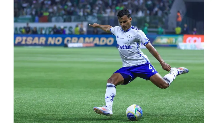 Kaiki em ação durante o confronto entre Palmeiras e Cruzeiro no Brasileirão. (AGIF / Alamy Stock Photo) 
