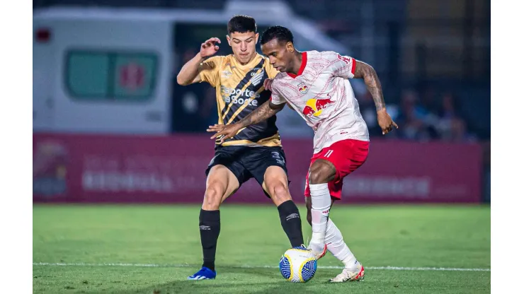 Helinho tenta se desvencilhar da marcação no duelo entre RB Bragantino e Athletico Paranaense, pelo Brasileirão. (Sipa US / Alamy Stock Photo)
