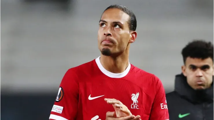 Liverpool decide contratar badalado zagueiro da Seleção Brasileira para substituir Van Dijk, alvo do futebol saudita. (Photo by Marco Luzzani/Getty Images)
