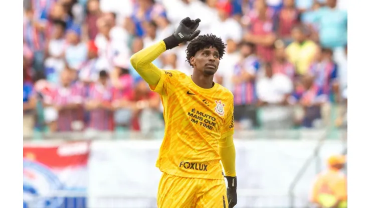 Hugo Souza comemora uma defesa no duelo entre Bahia e Corinthians no Brasileirão. (Associated Press / Alamy Stock Photo)
