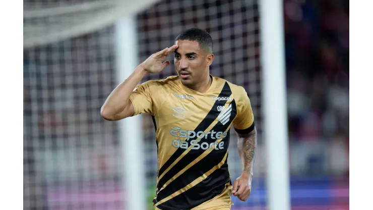 Christian durante a celebração de seu gol, na partida de ida entre Cerro Porteño e Athletico Paranaense. (Associated Press / Alamy Stock Photo)
