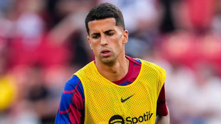 João Cancelo, do Barcelona, pode continuar no Camp Nou, mas depende de um detalhe. 
