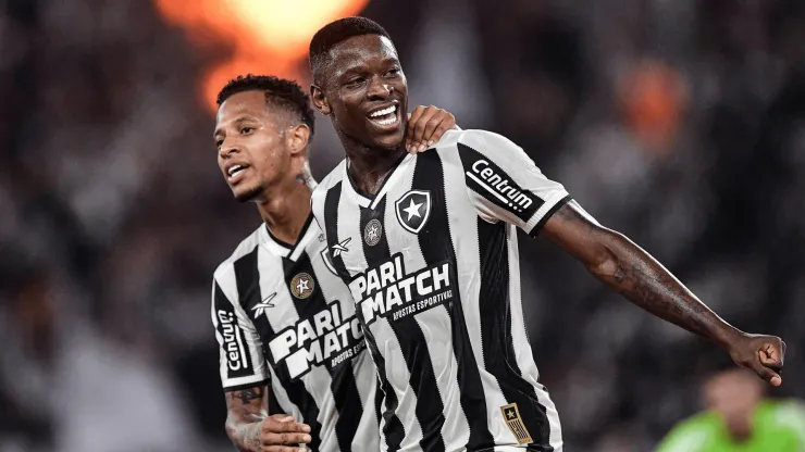 O jogador do Botafogo Luiz Henrique comemora seu gol durante partida contra o Internacional, no estádio Engenhão, pelo Campeonato Brasileiro A 2024. Associated Press / Alamy Stock Photo
