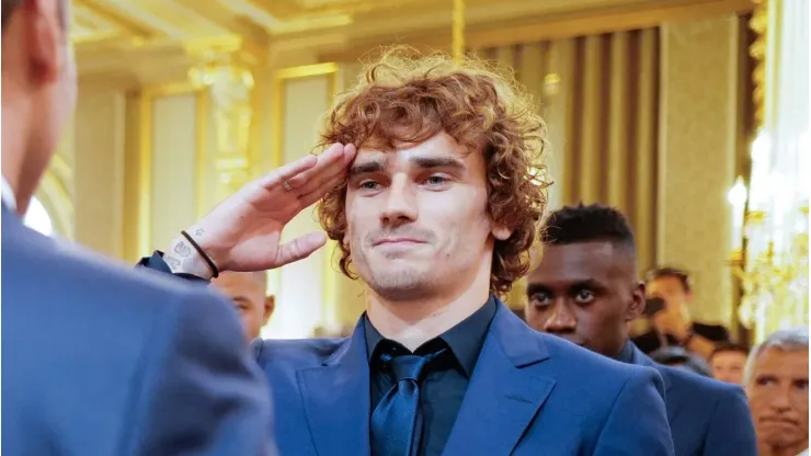 Griezmann bate continência para o presidente da França. Foto: Hamilton/pool/ABACAPRESS.COM
